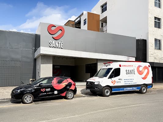 Fachada da sede da Santé em Itaúna, com carro e ambulância da frota